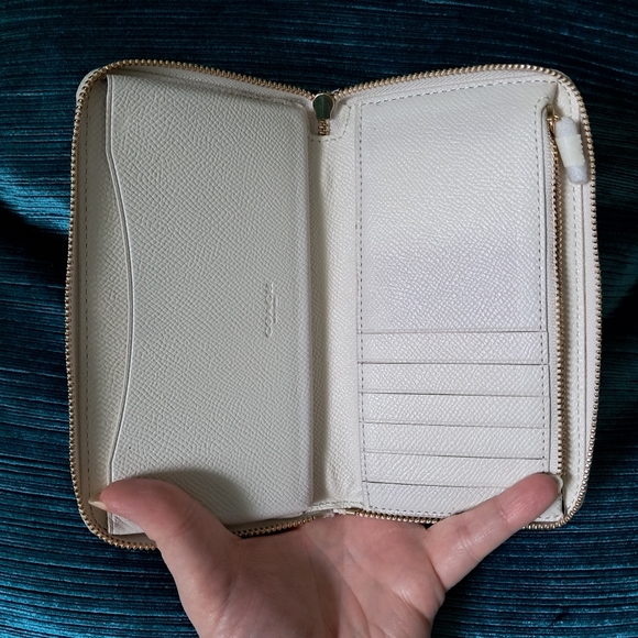 NWT Coach Gold Chalk Discontinued Leather Limited Edition Long Zip Around Wallet - Picture 6 of 13